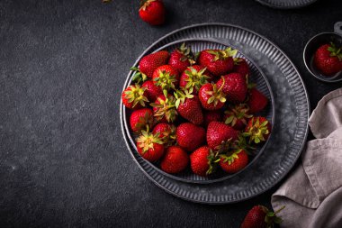 Taze olgun tatlı çilek siyah masada