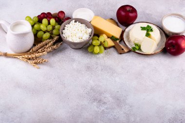 Yahudi bayramı Shavuot konsepti. Tzfat peyniri, süt, süt ürünleri, meyve ve buğday taneleri