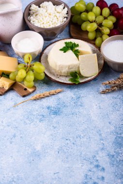 Yahudi bayramı Shavuot konsepti. Tzfat peyniri, süt, süt ürünleri, meyve ve buğday taneleri