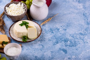 Yahudi bayramı Shavuot konsepti. Tzfat peyniri, süt, süt ürünleri, meyve ve buğday taneleri