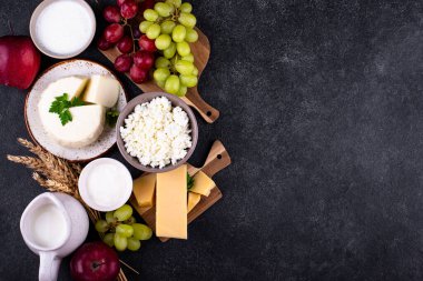 Yahudi bayramı Shavuot konsepti. Tzfat peyniri, süt, süt ürünleri, meyve ve buğday taneleri