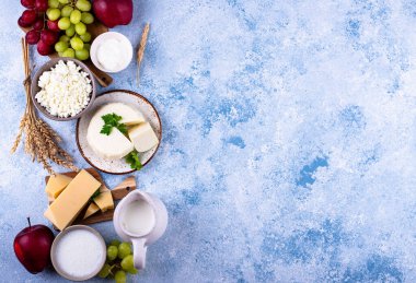 Yahudi bayramı Shavuot konsepti. Tzfat peyniri, süt, süt ürünleri, meyve ve buğday taneleri