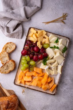 Farklı peynirli, üzümlü ve kavunlu peynir tabağı. Şarap için aperatif veya antipasti.