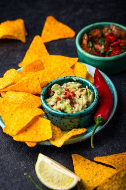 Geleneksel Meksika yemeği nachos, salsa, guacamole, tekila. Cinco de mayonez konsepti