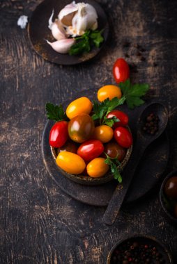 Çeşit çeşit ve renkli domatesler.