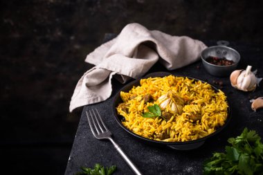 Pilaf, sebzeli pilav ve kuzu eti, geleneksel Özbek yemeği.