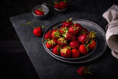 Taze olgun tatlı çilek siyah masada