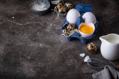 Buğday unu ve yumurta karışımı şeyler pişiriyorum.