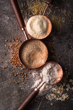 Pirinç, karabuğday ve yulaftan farklı glütensiz alternatif un çeşitleri.