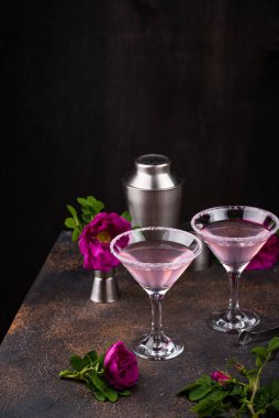 Gül şurubu ve çiçekli pembe martini kokteyli. Yaz içeceği