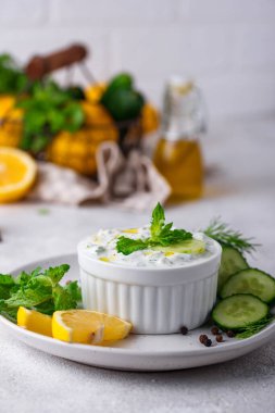 Geleneksel Yunan sosu ya da yoğurt, sarımsak, salatalık ve dil ile aperatif tzatziki