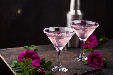 Gül şurubu ve çiçekli pembe martini kokteyli. Yaz içeceği