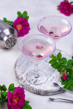 Gül şurubu ve çiçekli pembe martini kokteyli. Yaz içeceği