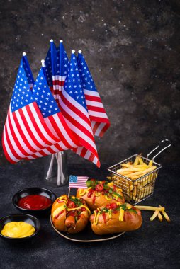 4 Temmuz Bağımsızlık Günü, ABD Anma Günü ya da İşçi Bayramı için geleneksel Amerikan yemekleri. Hamburger, patates kızartması ve sosisli sandviç.