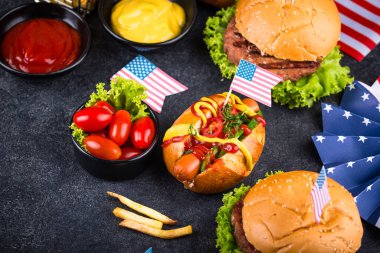 4 Temmuz Bağımsızlık Günü, ABD Anma Günü ya da İşçi Bayramı için geleneksel Amerikan yemekleri. Hamburger, patates kızartması ve sosisli sandviç.