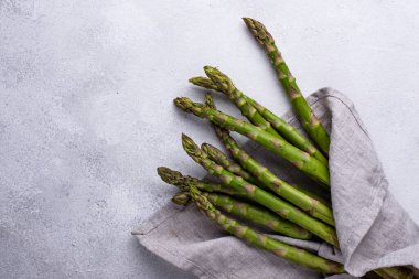 Açık arkaplanda taze yeşil kuşkonmaz