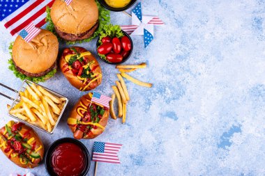 4 Temmuz Bağımsızlık Günü, ABD Anma Günü ya da İşçi Bayramı için geleneksel Amerikan yemekleri. Hamburger, patates kızartması ve sosisli sandviç.