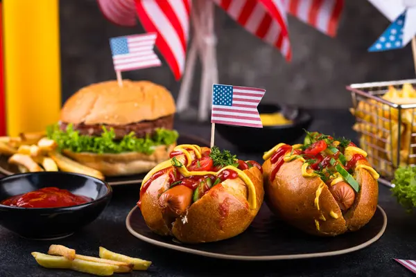 4 Temmuz Bağımsızlık Günü, ABD Anma Günü ya da İşçi Bayramı için geleneksel Amerikan yemekleri. Hamburger, patates kızartması ve sosisli sandviç.