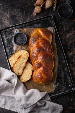 Geleneksel Yahudi Sebt Günü ev yapımı haşhaş tohumlu Challah ekmeği