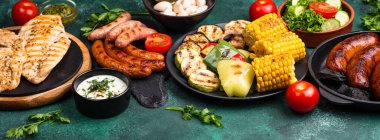 Izgara sosis, et ve sebzeli piknik barbeküsü konsepti.