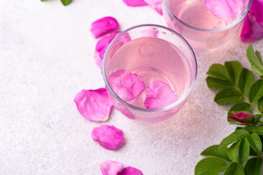 Pembe gül suyu, yaz sağlıklı detoks içeceği