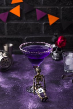 Mor lavantalı Margarita kokteyli. Zarif Cadılar Bayramı içkisi