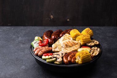 Izgara sosis, et ve sebze çeşitleri. Piknik barbekü konsepti