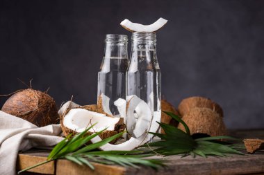 Doğal taze hindistan cevizi suyu. Sağlıklı yaz içkisi