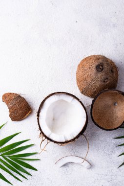 Dilimlenmiş taze hindistan cevizi ve palmiye yaprakları.