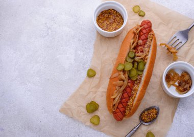 Sosisli ve sebzeli sosisli sandviç, geleneksel Amerikan sokak yemeği.