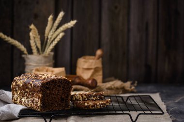 Tohumlu ve yulaflı kepekli ekmek.