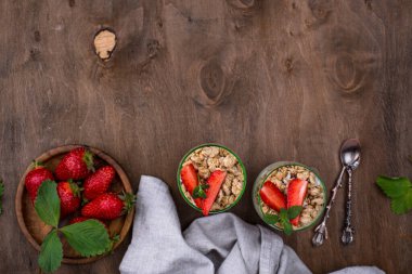 Çilekli, yoğurtlu ve tahıllı tatlı.