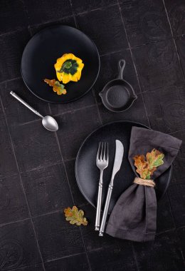 Koyu karo arkaplanda sonbahar şenlik tablosu