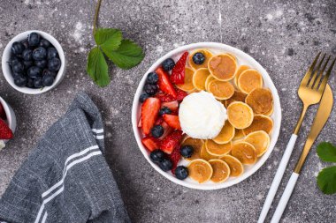 Böğürtlenli ve dondurmalı krep gevrekleri, modaya uygun kahvaltı.