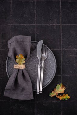 Koyu karo arkaplanda sonbahar şenlik tablosu