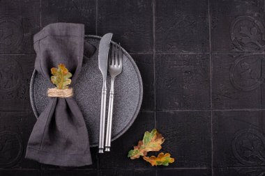 Koyu karo arkaplanda sonbahar şenlik tablosu