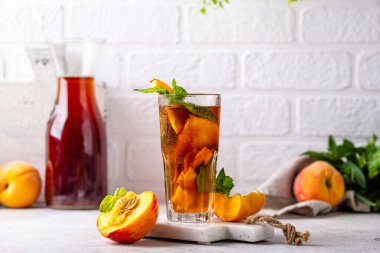 Şeftali ve nane ile soğuk buzlu çay, yaz içeceği.
