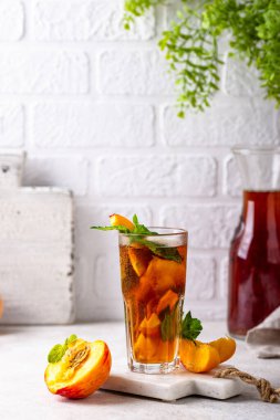 Şeftali ve nane ile soğuk buzlu çay, yaz içeceği.