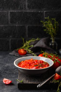 Baharatlı ve otlu ev yapımı domates sosu.