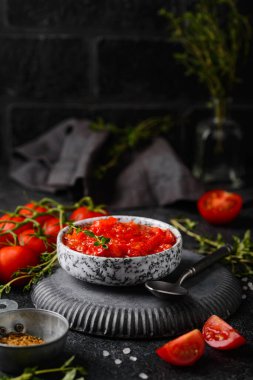 Baharatlı ve otlu ev yapımı domates sosu.