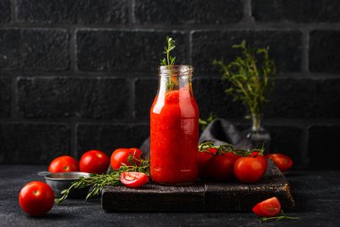 Baharatlı ve otlu ev yapımı domates sosu.