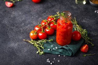 Baharatlı ve otlu ev yapımı domates sosu.