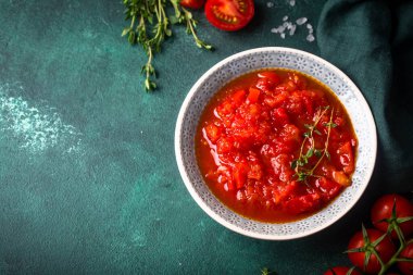 Baharatlı ve otlu ev yapımı domates sosu.