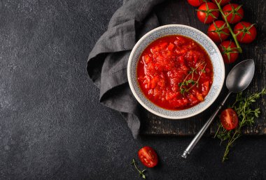 Baharatlı ve otlu ev yapımı domates sosu.