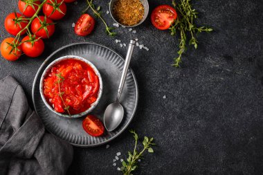 Baharatlı ve otlu ev yapımı domates sosu.
