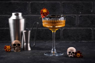 Cadılar Bayramı portakallı, çiçekli balkabaklı martini.