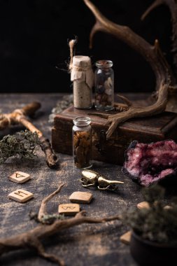 Mühürlü esrarengiz büyülü bir geçmiş. Mistik cadı atmosferi