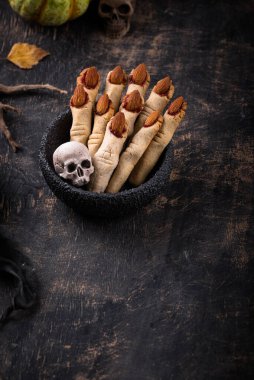 Cadı parmağı şeklinde korkunç Cadılar Bayramı kurabiyeleri. Parti için yiyecek.