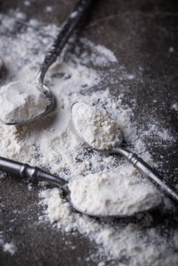 Koyu arkaplanda buğday unu. Pişirme arkaplanı