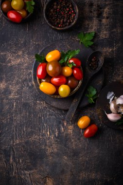 Çeşit çeşit ve renkli domatesler.